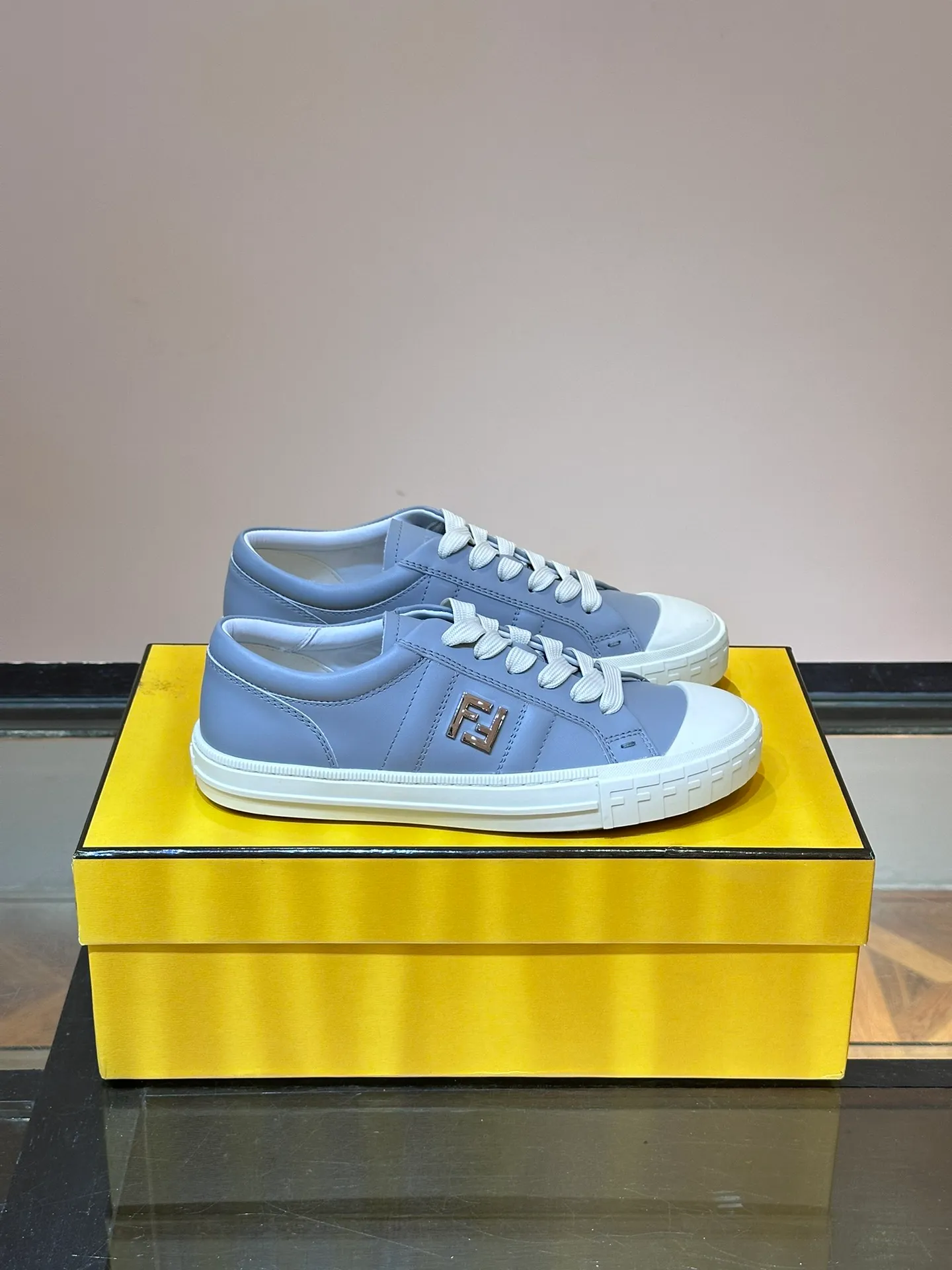 Men's Men's Shoes 💰380 [New Style] 🍿🍿Fendi Fendi Casual Sneakers Skateboard Shoes, the new Domino sneakers have become a favorite shoe. For those who want to create a simple and FENDI-characteristic look, this shoe is the perfect choice. Because this sneaker is one of the most cost-effective among FENDI's entry-level sneakers, it provides a great opportunity to attract and attract all customers who love easy and comfortable everyday sneakers. Size: 38-45 (men’s size 38.45 customized)